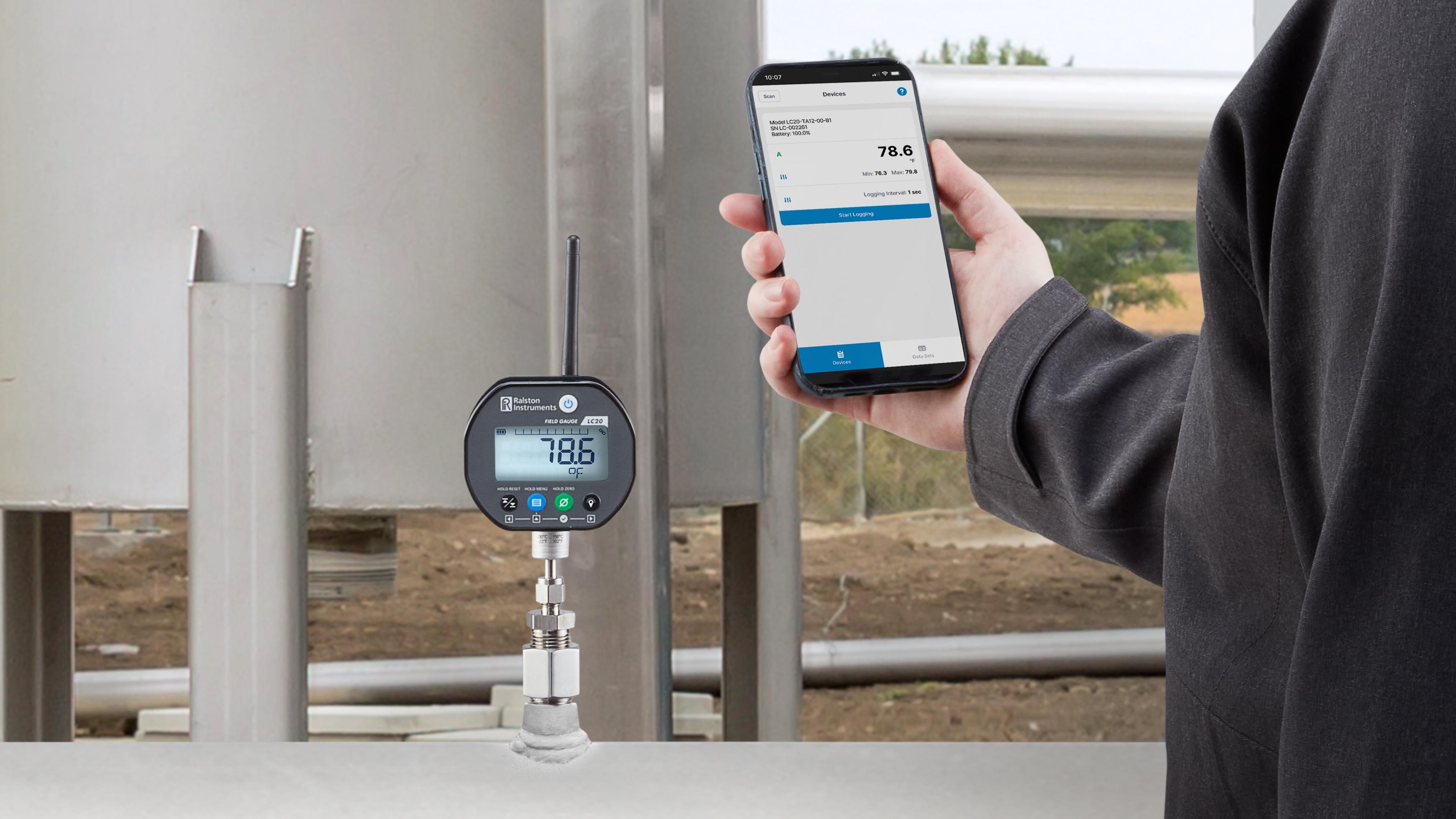 Ralston Field Gauge LC20 sending pressure readings to a mobile app via Bluetooth for real-time monitoring.