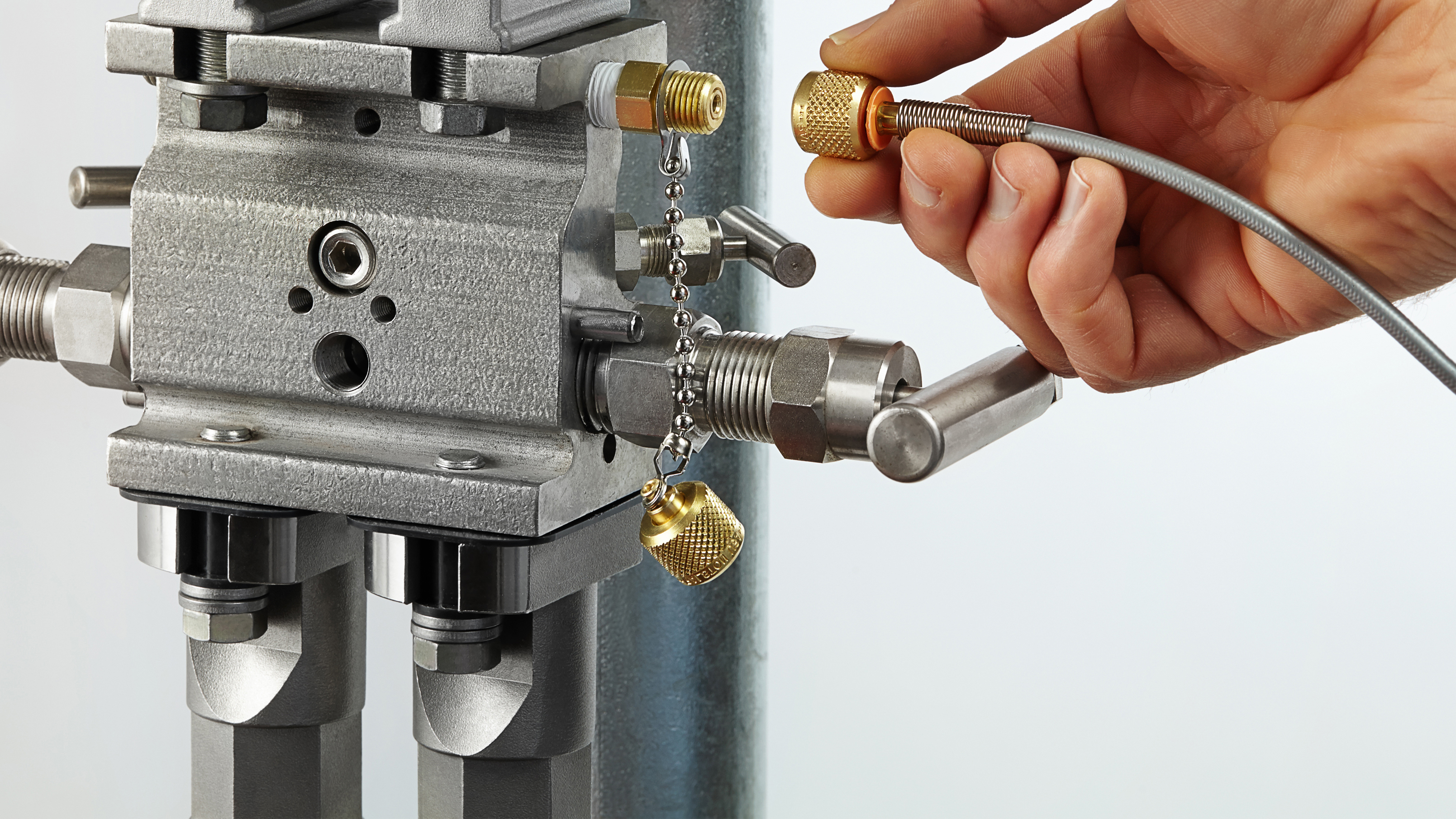 Ralston Quick-test™ hose connecting to a pressure fitting for leak-tight sealing and stable calibration.